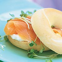 Bagels met gerookte zalm en mierikswortel