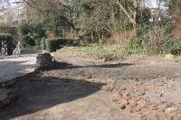 En met grond (uit de vijver) vullen