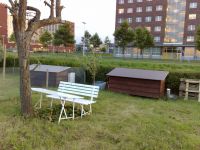 Lekker zitten onder de dode perenboom